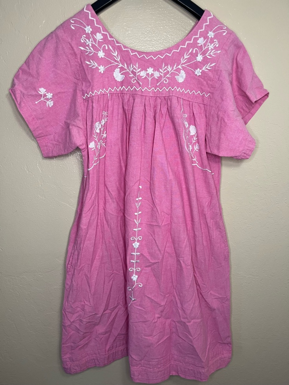 Bright Pink Mexican puebla-style dress sz medium with pockets muumuu housedress